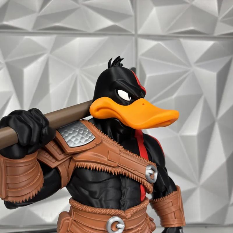 Boneco Pato Guerreiro